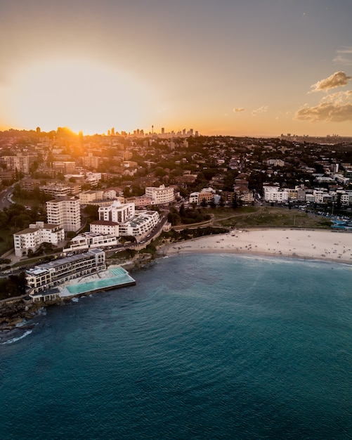 Hermosa toma aérea de una ciudad costera y el mar