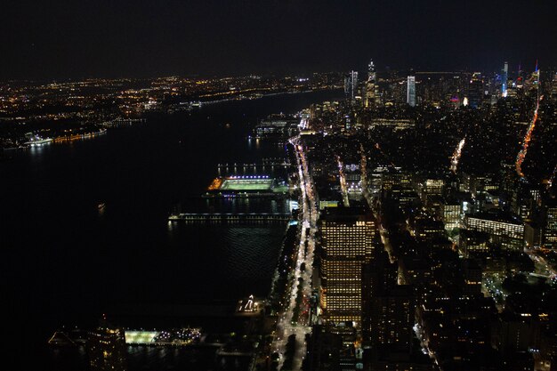 Hermosa toma aérea de una ciudad ocupada por la noche