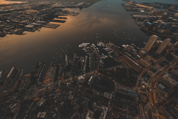 Foto gratuita hermosa toma aérea de ciudad urbana