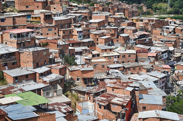 Hermosa toma aérea de los edificios en el barrio de tugurios de la Comuna 13 en Medellín, Colombia