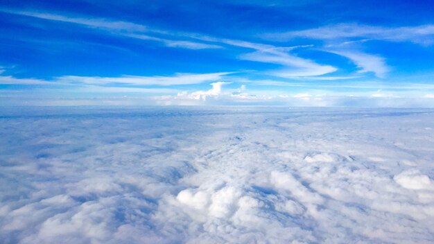 Hermosa toma aérea de impresionantes nubes y el increíble cielo azul arriba