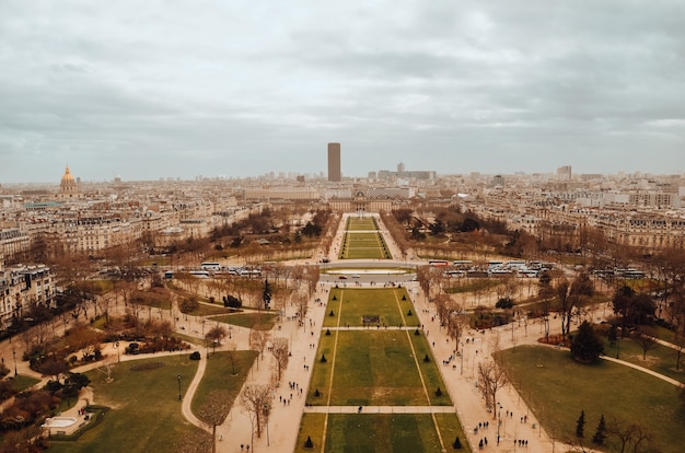 Hermosa toma aérea de los jardines de la Tour Eiffel bajo las nubes de tormenta