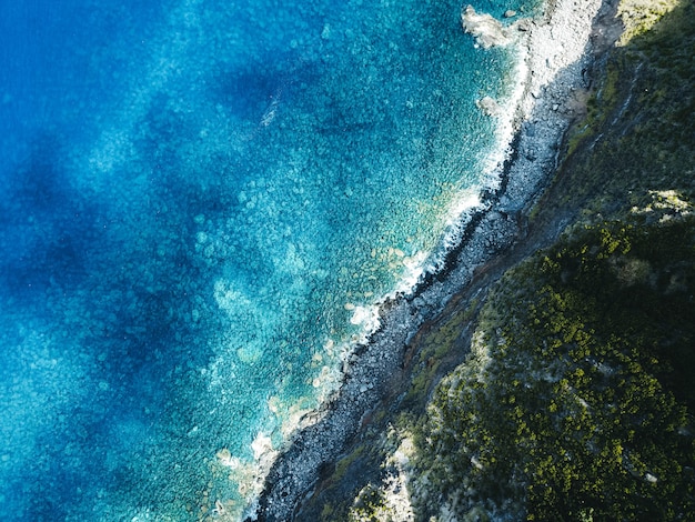 Hermosa toma aérea del mar con montañas