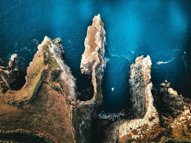 Hermosa toma aérea del mar con montañas