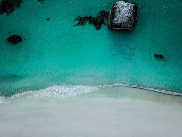 Foto gratuita hermosa toma aérea del mar con montañas