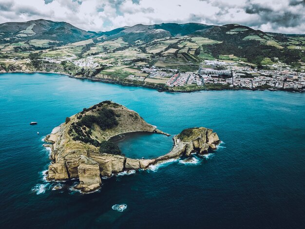 Hermosa toma aérea del mar con montañas