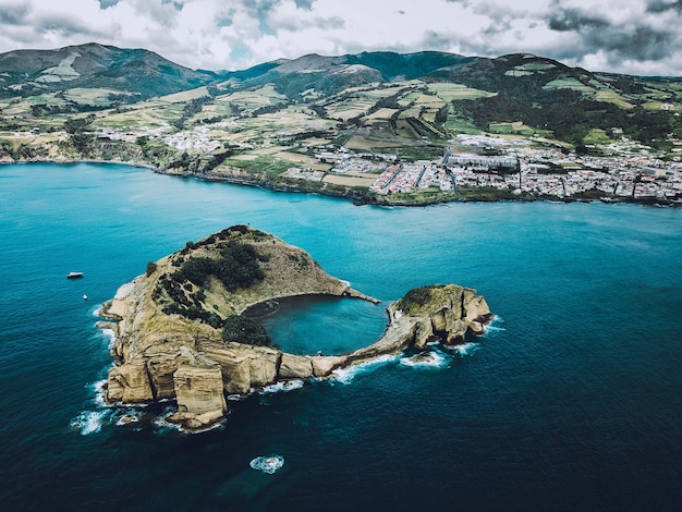 Hermosa toma aérea del mar con montañas