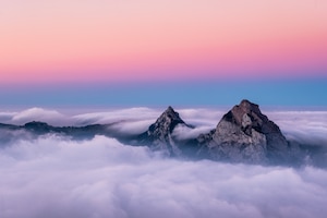 Foto gratis hermosa toma aérea de las montañas de fronalpstock en suiza bajo el hermoso cielo rosa y azul