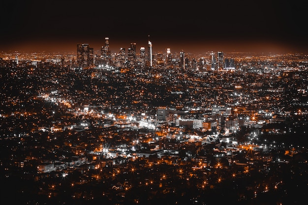 Hermosa toma aérea de Los Ángeles en la noche