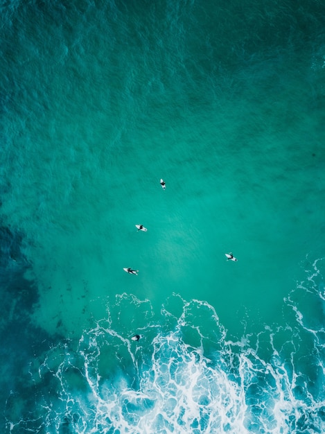 Hermosa toma aérea de las olas del océano desde arriba a vista de pájaro - fondo de pantalla perfecto