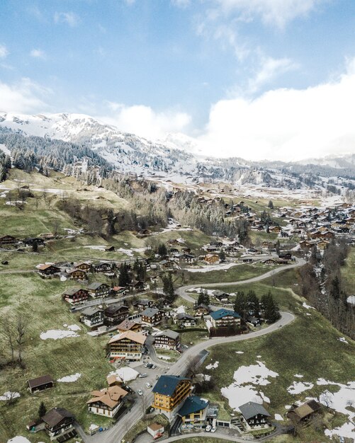 Hermosa toma aérea de una pequeña ciudad suburbana en las montañas nevadas