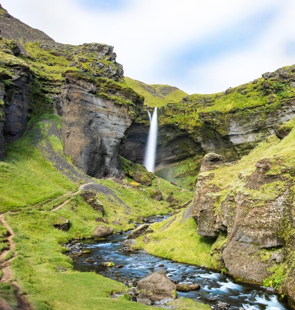 Hermosa toma de montañas en Islandia