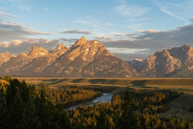 Hermosa toma de montañas y lago Jenny en el Parque Nacional Grand Teton en Wyoming USA