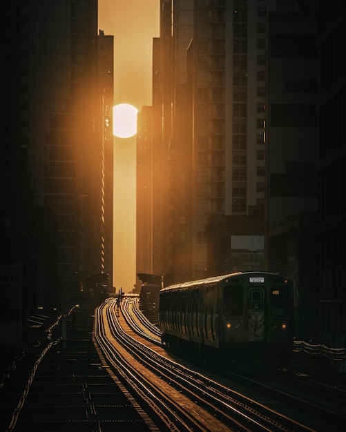 Foto gratuita hermosa toma de un tren a toda velocidad por la ciudad moderna hacia la hermosa puesta de sol