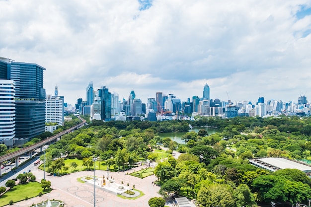 Foto gratuita hermosa torre de edificio de oficinas y la arquitectura en la ciudad de bangkok