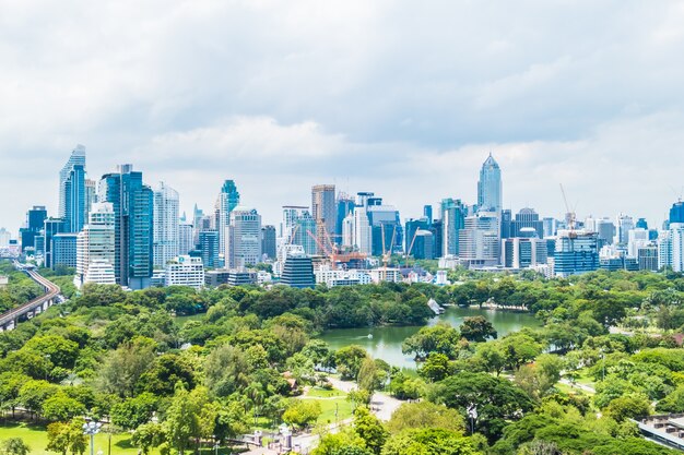 Hermosa torre de edificio de oficinas y la arquitectura en la ciudad de Bangkok