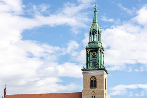 Hermosa torre de reloj antigua contra el cielo