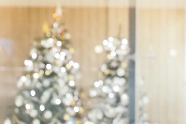 Hermosa vacaciones decoradas habitación con árbol de Navidad, fuera de foco para el fondo de la foto