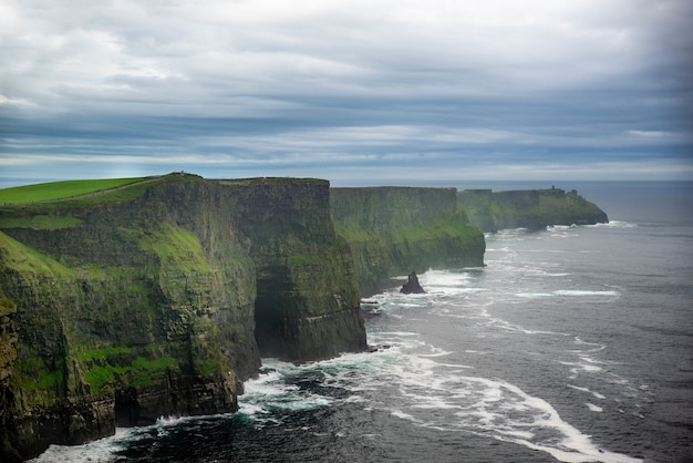 Hermosa vista de los acantilados de Moher en Irlanda en un día sombrío