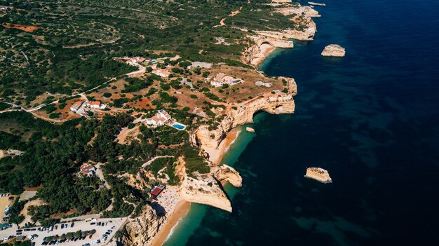 Hermosa vista aérea anterior de la costa del Algarve en Portugal.