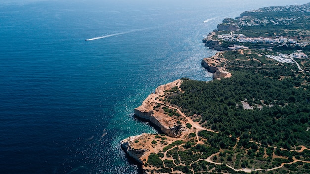 Hermosa vista aérea anterior de la costa del Algarve en Portugal.