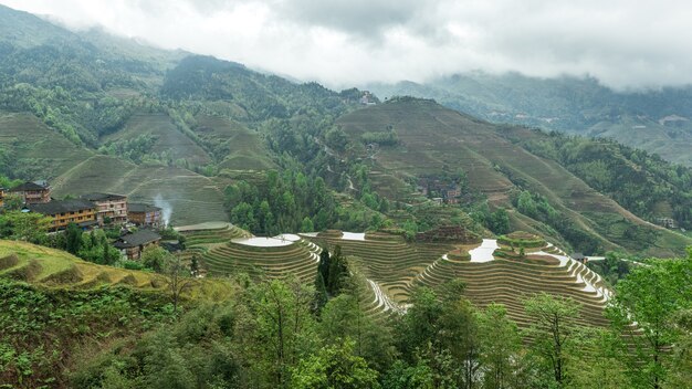 Hermosa vista aérea de una ciudad china rodeada de naturaleza increíble