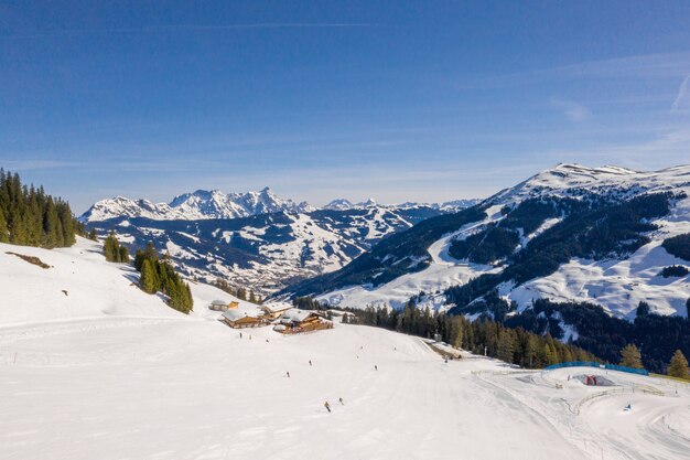 Hermosa vista aérea de una estación de esquí y un pueblo en un paisaje de montaña, en los Alpes