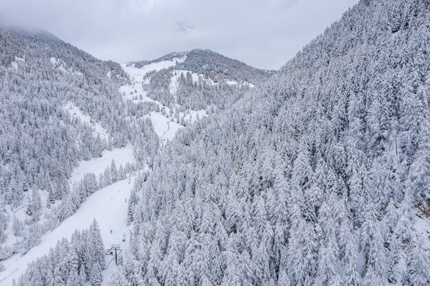 Hermosa vista aérea de una estación de esquí y un pueblo en un paisaje de montaña, en los Alpes