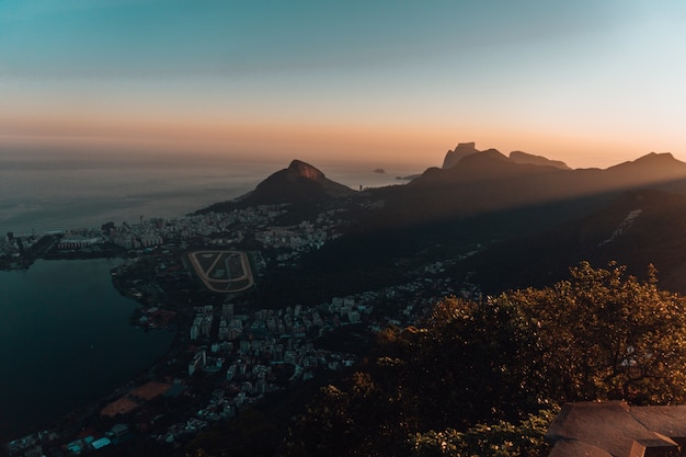 Hermosa vista aérea de un paisaje en Río de Janeiro durante la puesta de sol