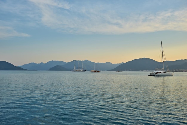 Hermosa vista aérea panorámica de barcos yates velero y bahía en Marmaris Turquía