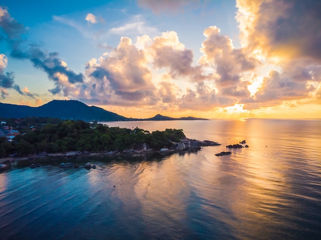 Foto gratuita hermosa vista aérea de playa y mar u océano.