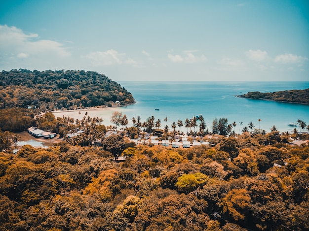 Hermosa vista aérea de playa y mar