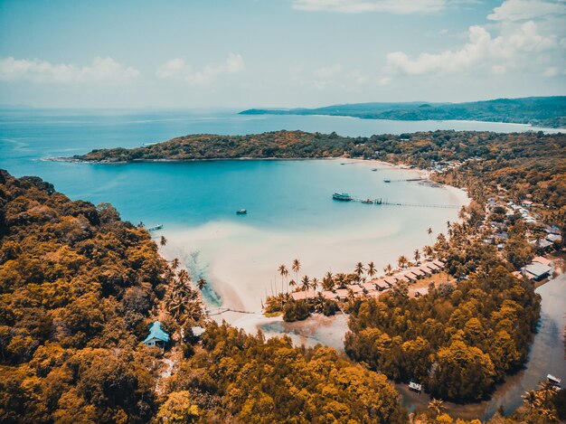 Hermosa vista aérea de playa y mar