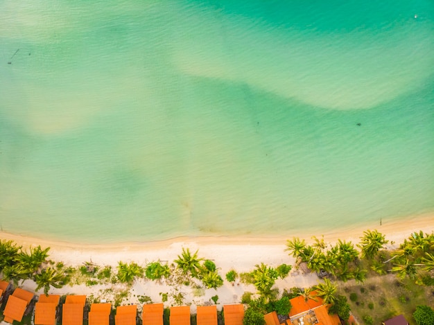 Foto gratuita hermosa vista aérea de playa y mar