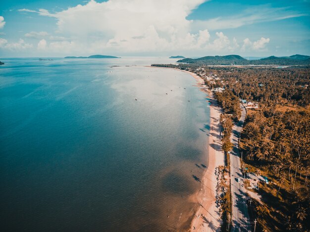 Hermosa vista aérea de playa y mar