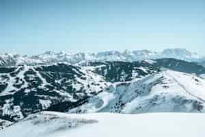 Foto gratuita hermosa vista aérea de los poderosos alpes