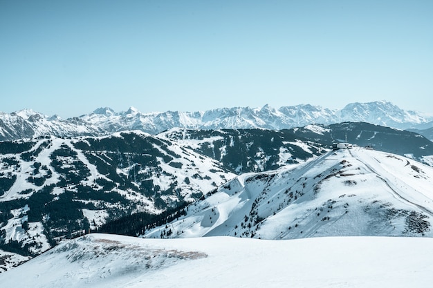 Hermosa vista aérea de los poderosos Alpes