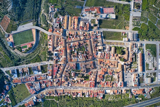 Hermosa vista aérea de un pueblo con campos