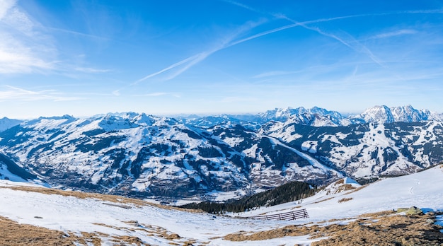 Hermosa vista aérea del pueblo de la estación de esquí y los poderosos Alpes