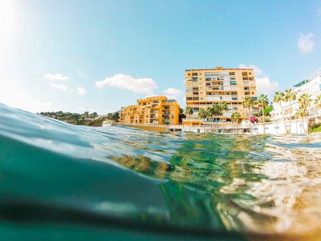 Hermosa vista de agua de mar azul cerca de la orilla