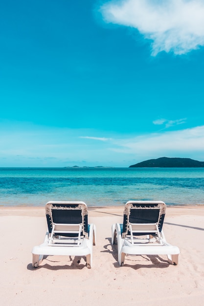 Foto gratuita hermosa vista al aire libre con sombrilla y silla en la playa y el mar