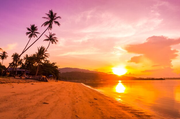 Hermosa vista al mar y playa al aire libre