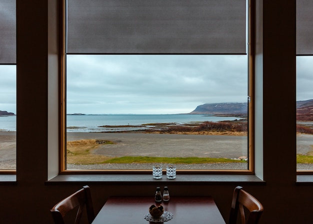 Hermosa vista al mar desde una ventana de un restaurante