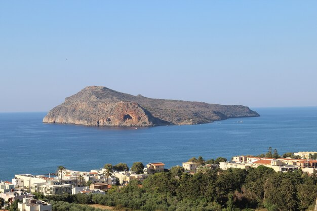 Hermosa vista de la aldea de Platanias en Creta, Grecia, llena de árboles y edificio cerca de la orilla