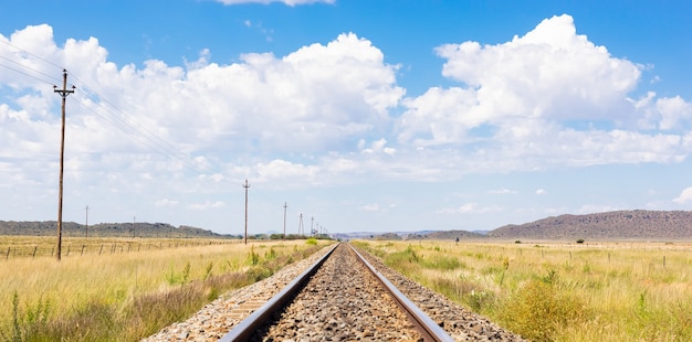 Foto gratuita hermosa vista de las antiguas vías del tren en una zona rural