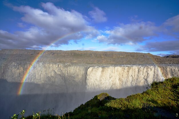 Hermosa vista del arco iris sobre la cascada de Godafoss en la región noreste de Dettifoss en Islandia