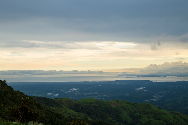 Hermosa vista del atardecer de costa rica