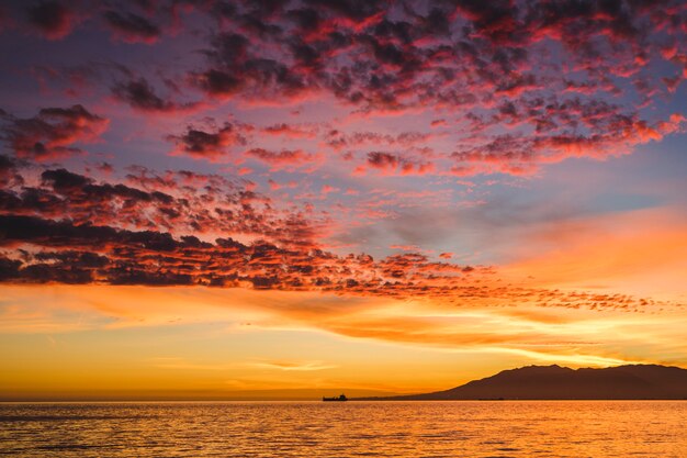 Hermosa vista del atardecer en el mar