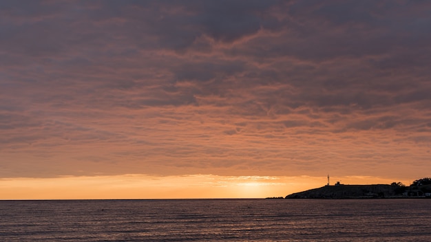 Hermosa vista del atardecer del paisaje del océano