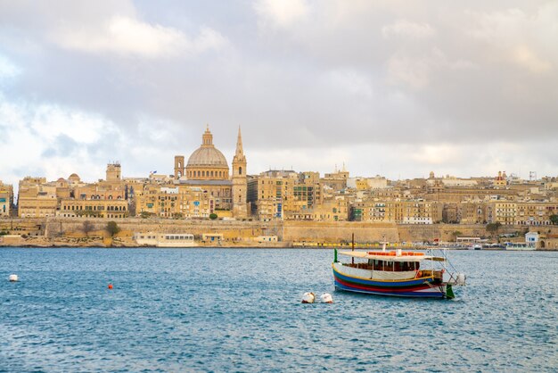 Hermosa vista del atardecer de sitios históricos por el río en Valletta, Malta